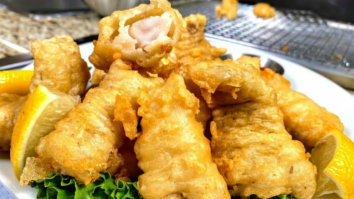 Тигровые креветки в темпуре. Минтай жареный в кляре. Рыба в хрустящем кляре. Пышный кляр для рыбы. Треска орли.