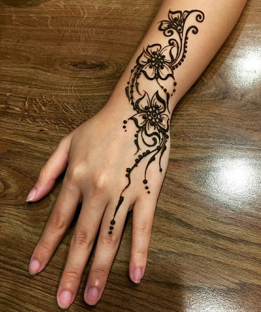 Мехенди для женщин. Тату девушек хной. Мехенди процесс. Рисунки хной на руке. Мехенди на руке для девушек.