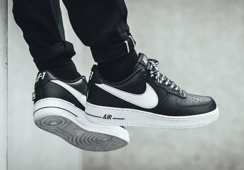 Найк с белой подошвой. Nike af1 Black Low. Nike Air Force 1 черные с белой подошвой. Nike Air Force NBA af1. Nike Air Force 1 lv8 NBA Black.