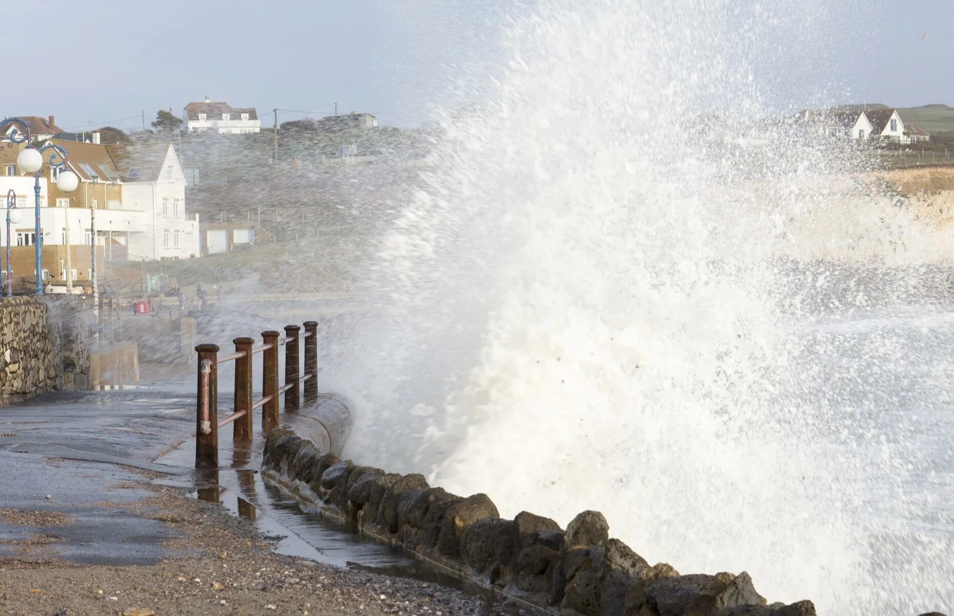 Штормовой прилив. Ветровой нагон наводнение. Ветровой нагон в россии. Штормовой нагон воды. Ветровой нагон наводнение.