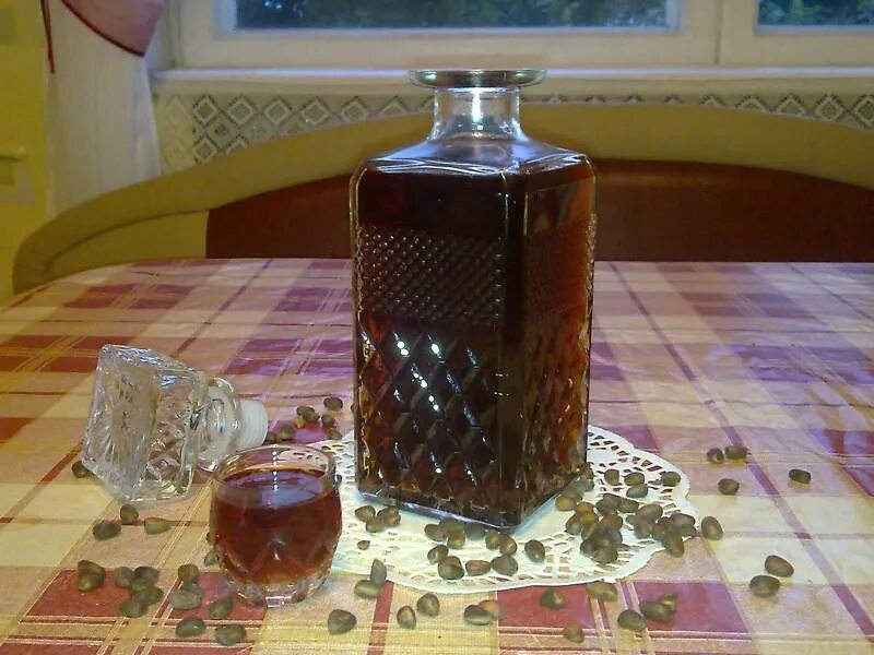 Добавляем бальзам в самогон. Кедровая самогонка. самогонка кедровая настойка. самогонка на кедровых орешках. самогон на кедровых орешках.