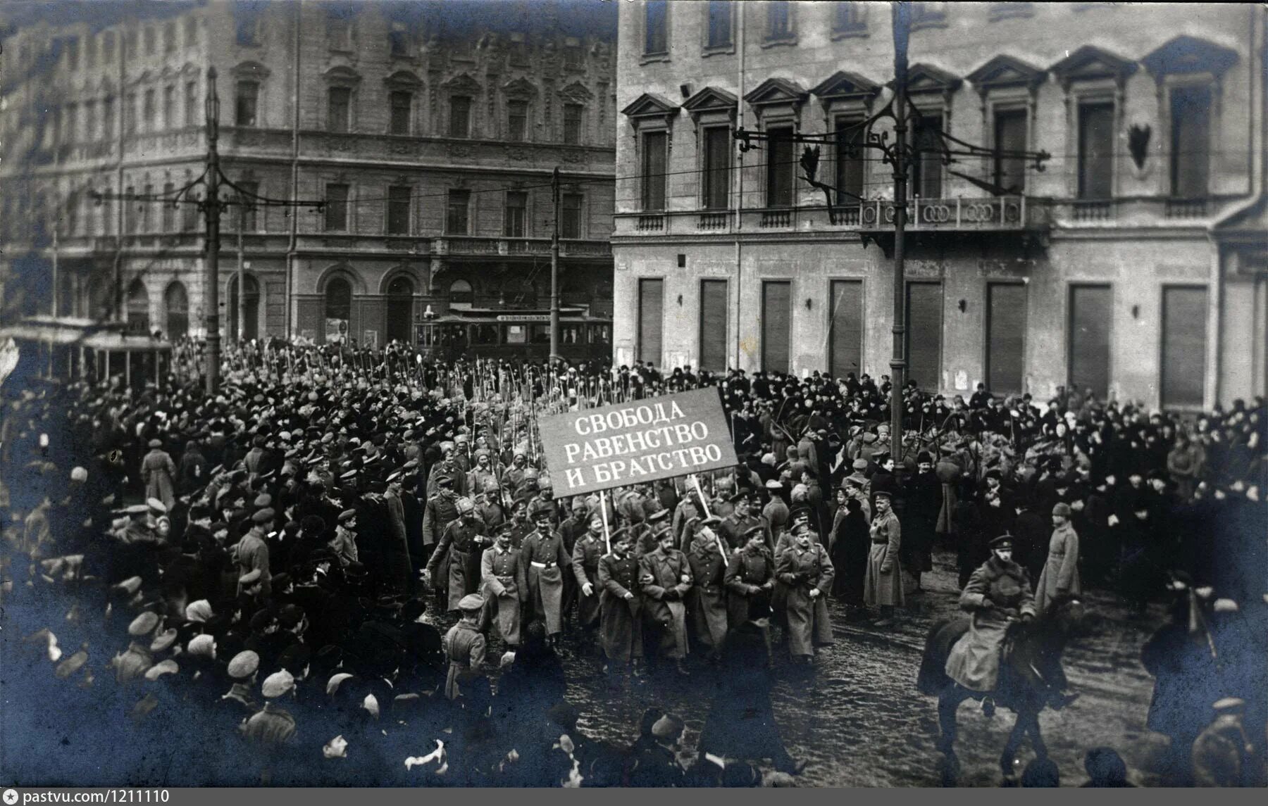Февральская революция 1917 Петроград. Февральской революции 1917 года бунт. Демонстрация на Невском проспекте 1917. Петроград в феврале 1917 года.