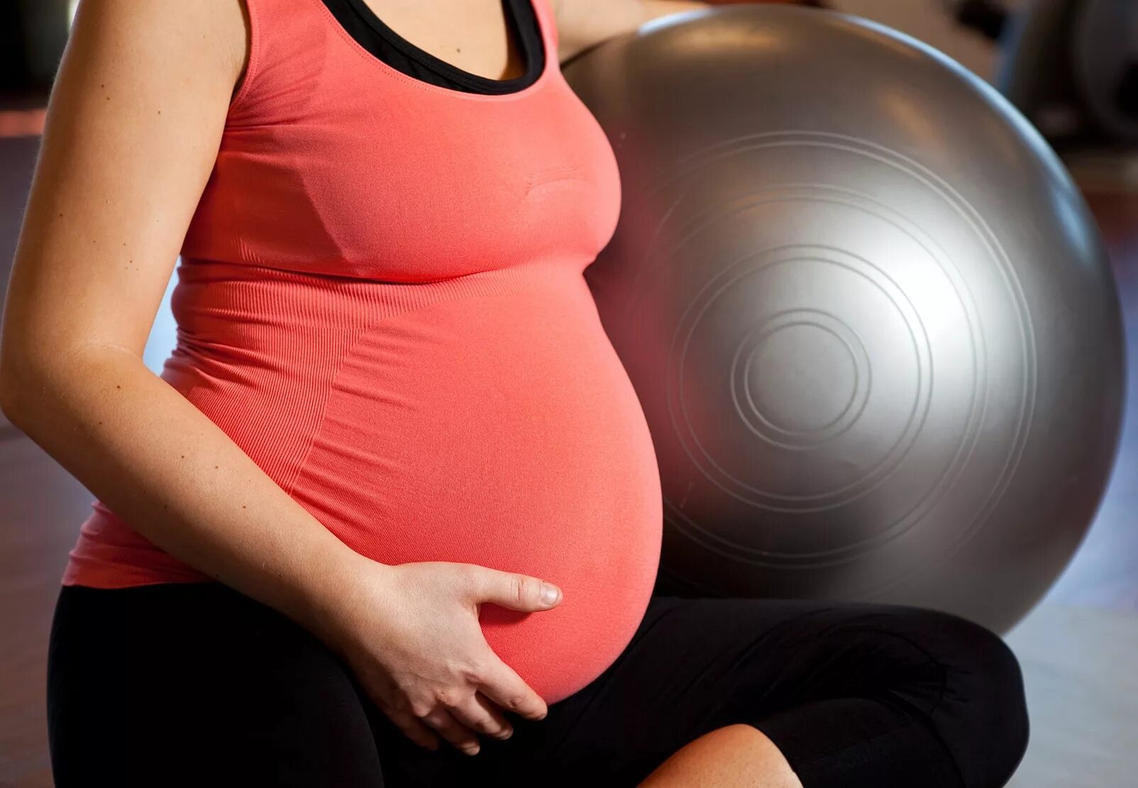 Беременных женщин 60. Беременные женщины. Большие животы беременных. Круглый животик.