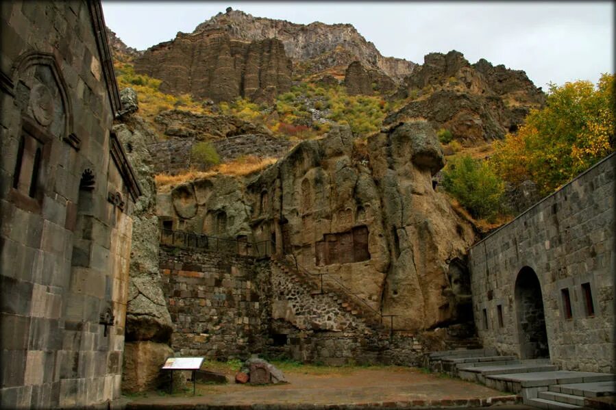 Монастыри еревана. Пещерный монастырь Гегард. Ереван монастырь Гегард. Гегард Армения храм. Скальный монастырь Гегард Армения.