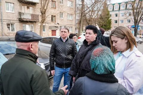 Жители дома по улице