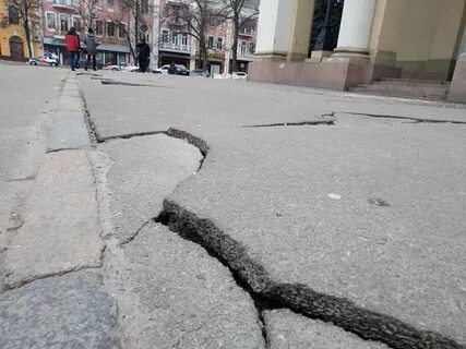 Асфальт треснул