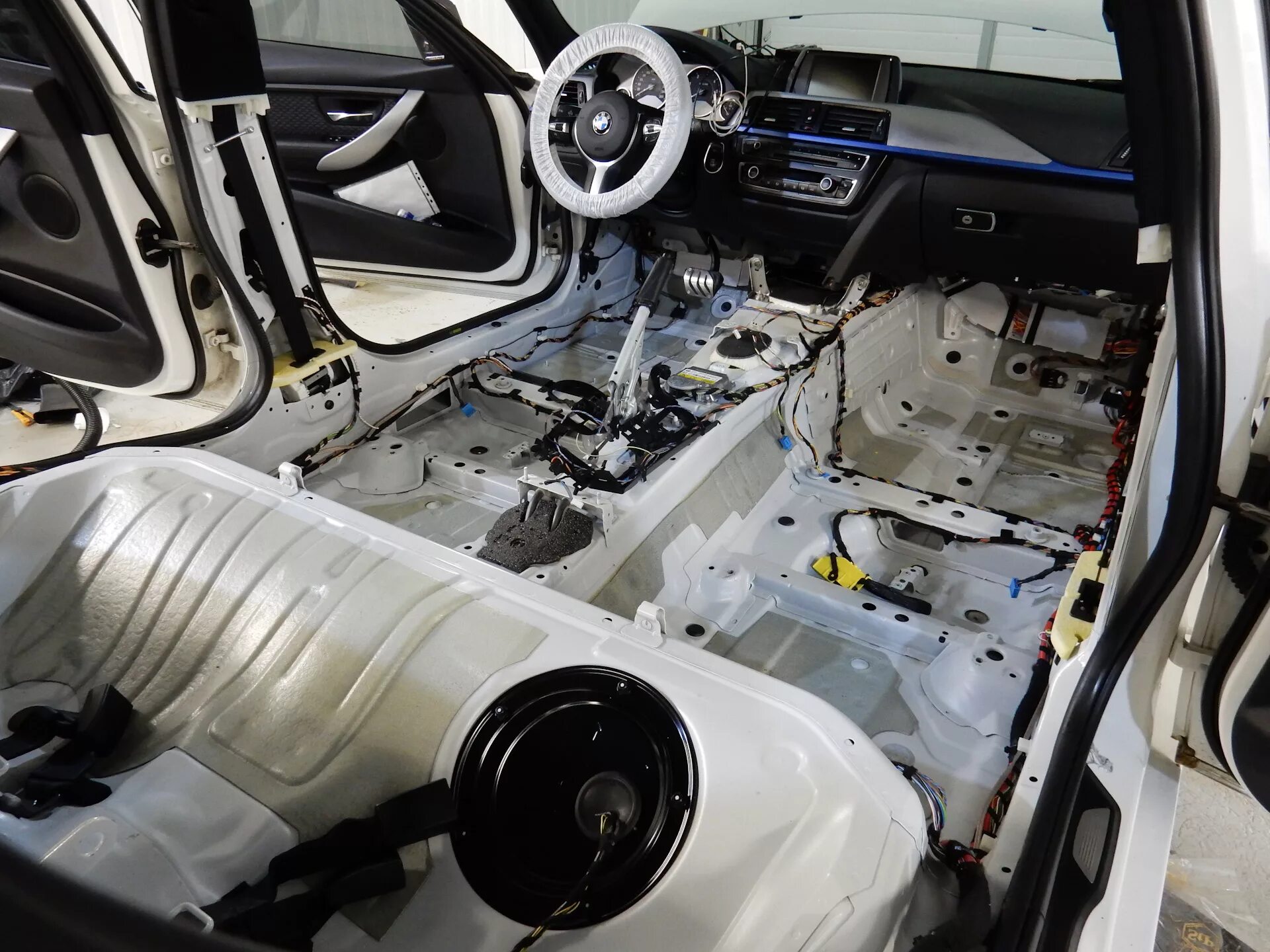 Бмв шумка. Штатная шумоизоляция бмв. Шумоизоляция bmw x7. Bmw 3 gt шумоизоляция. Шумоизоляция bmw x7.
