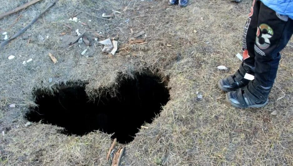 Выбил почву из под. Выбить почву из-под ног. провалиться под землю. мальчик провалился в люк.