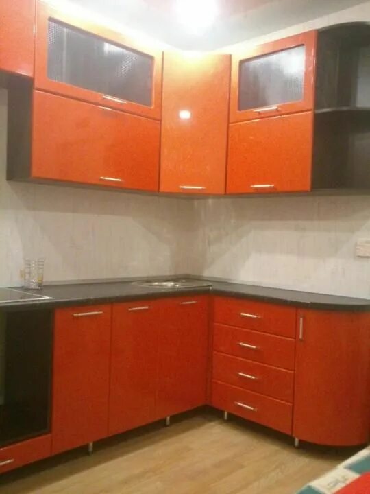 Кухонный угловой б у. Угловая кухня оранжевого цвета. Угловые кухни б.у. Бэушный кухонный гарнитур. Кухонный гарнитур угловой б/у.