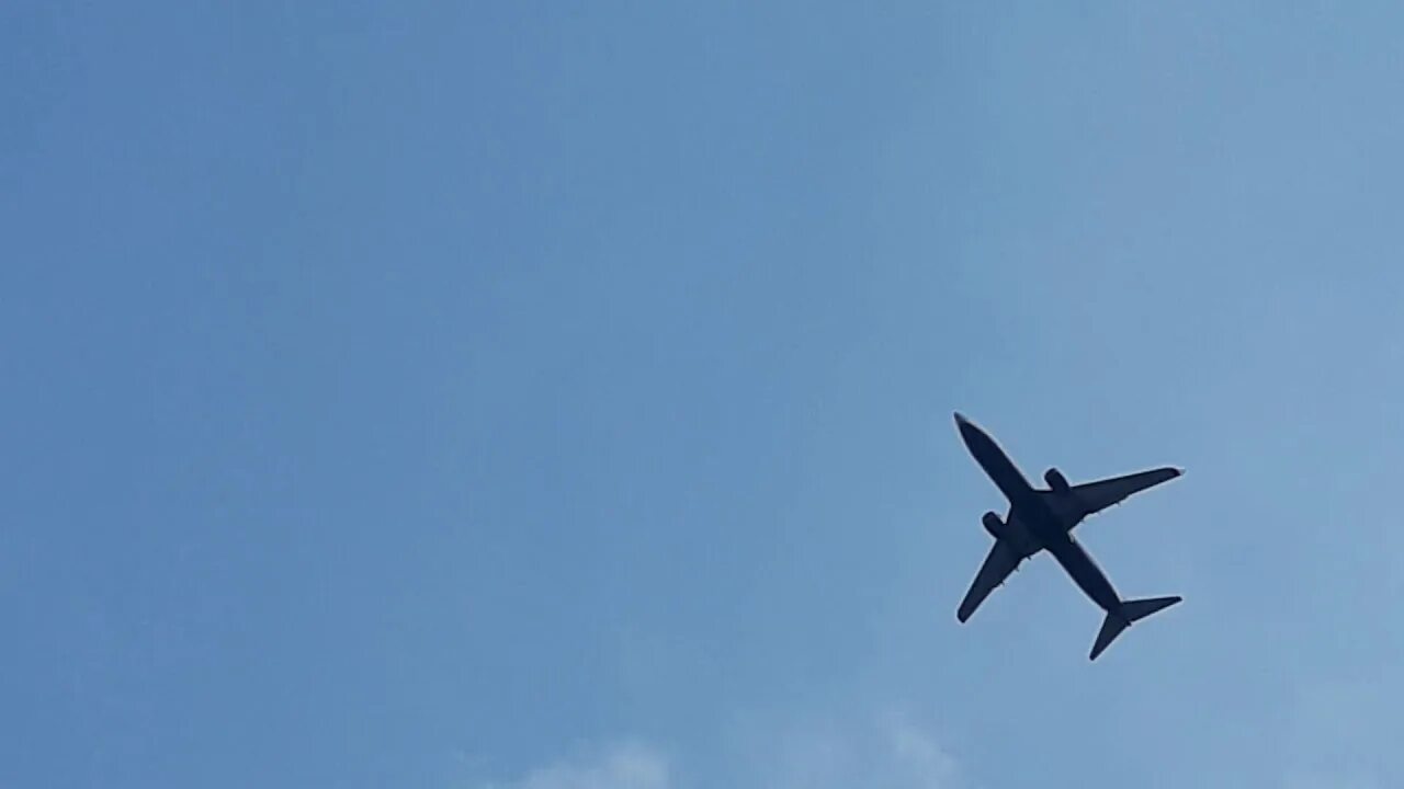 Два самолета. Столкновение самолетов в небе. Два самолета в небе. Самолет над. Самолет 2 раза в год
