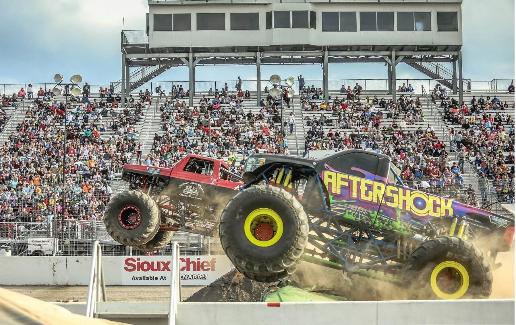 монстр трак снизу. шоу монстр траков. монстер трак сбоку. нива монстр трак название. шоу монстр траков.