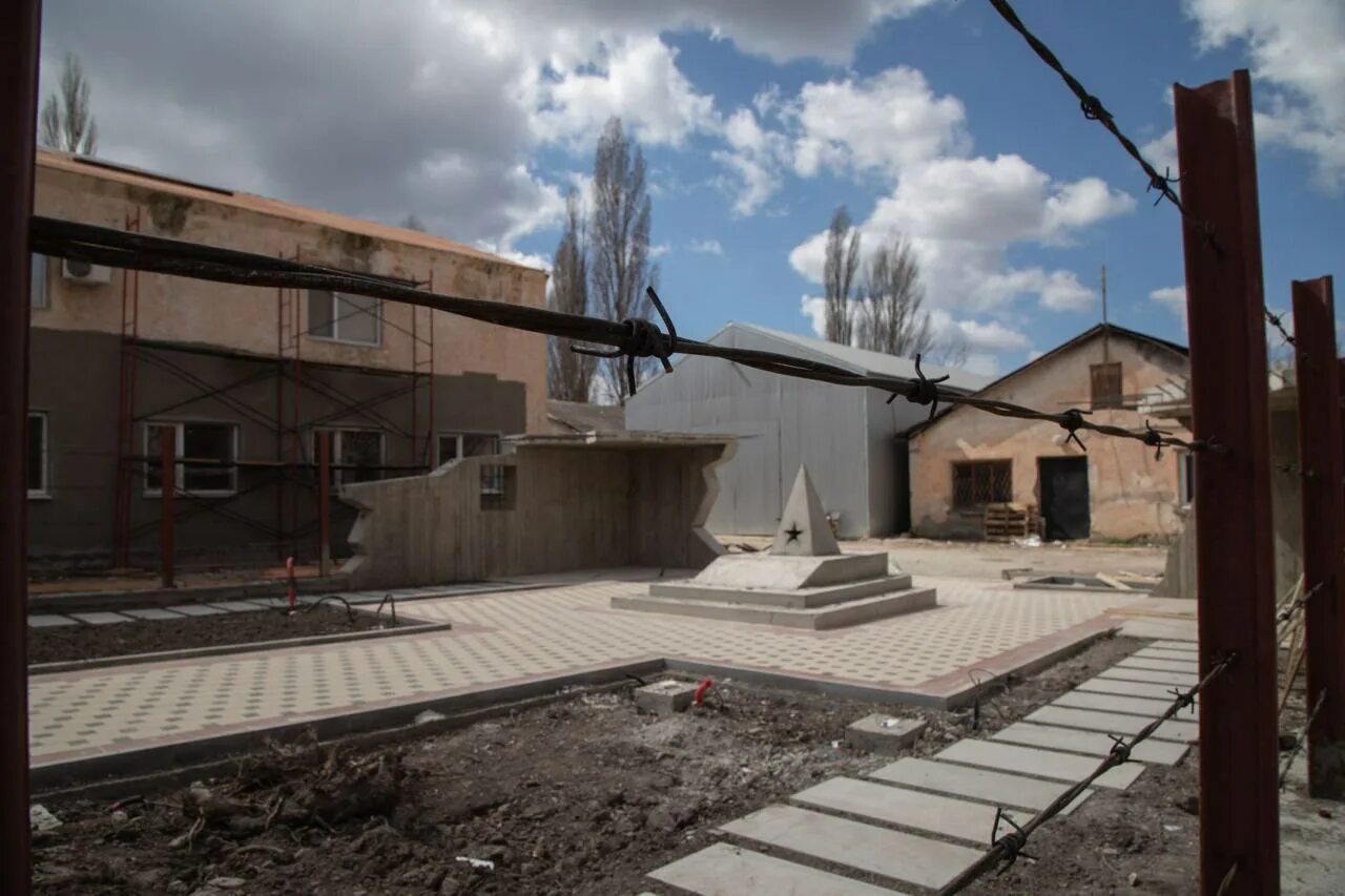 Картофельный городок. Картофельный городок. Картофельный городок симферополь история. Кладбище городок. Мемориальный комплекс концлагерь.