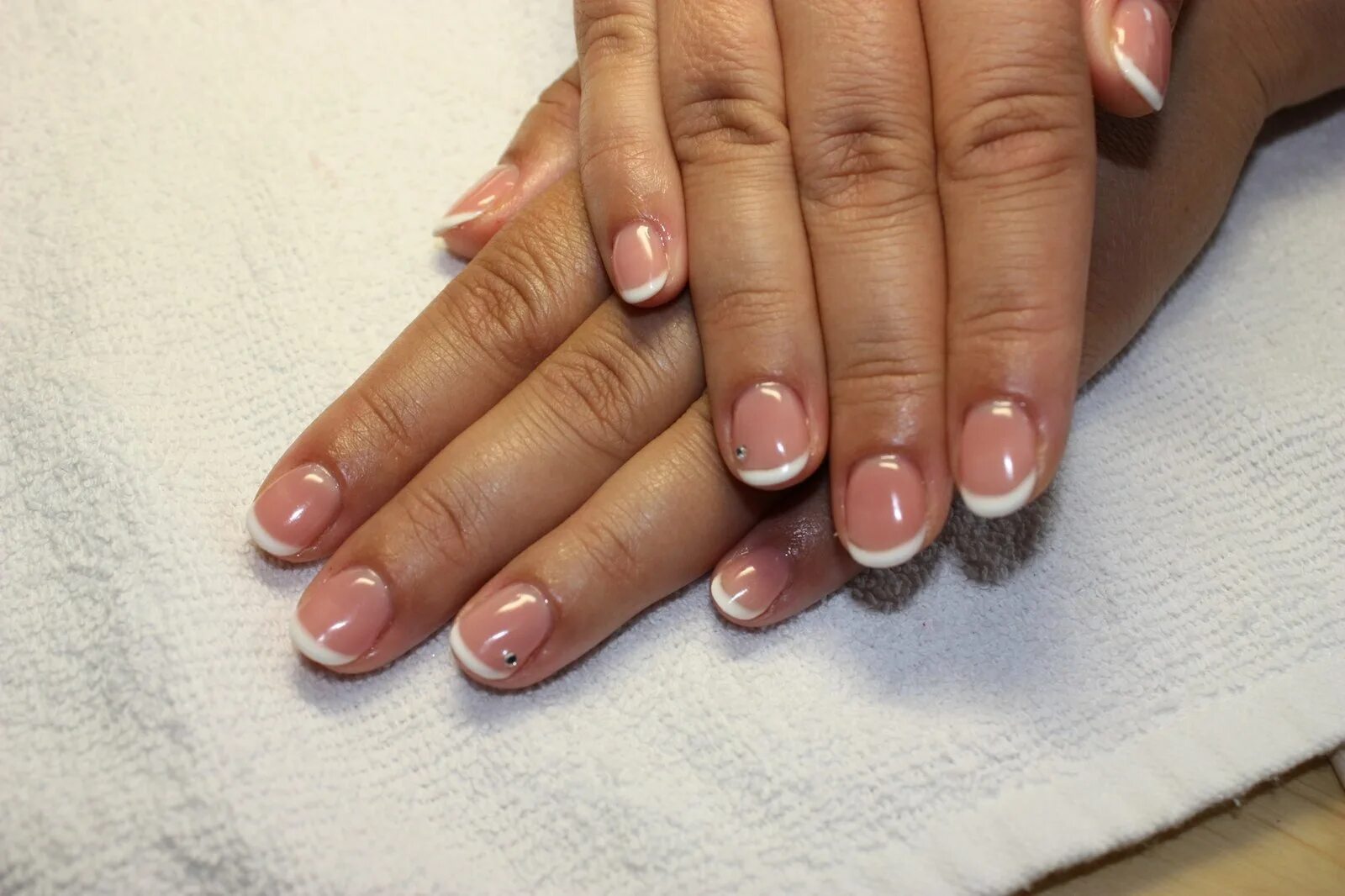 маленькие нарощенные ногти. нарощенные ногти короткие. маленькие нарощенные. нарощенные ногти французский маникюр. маленькие нарощенные.