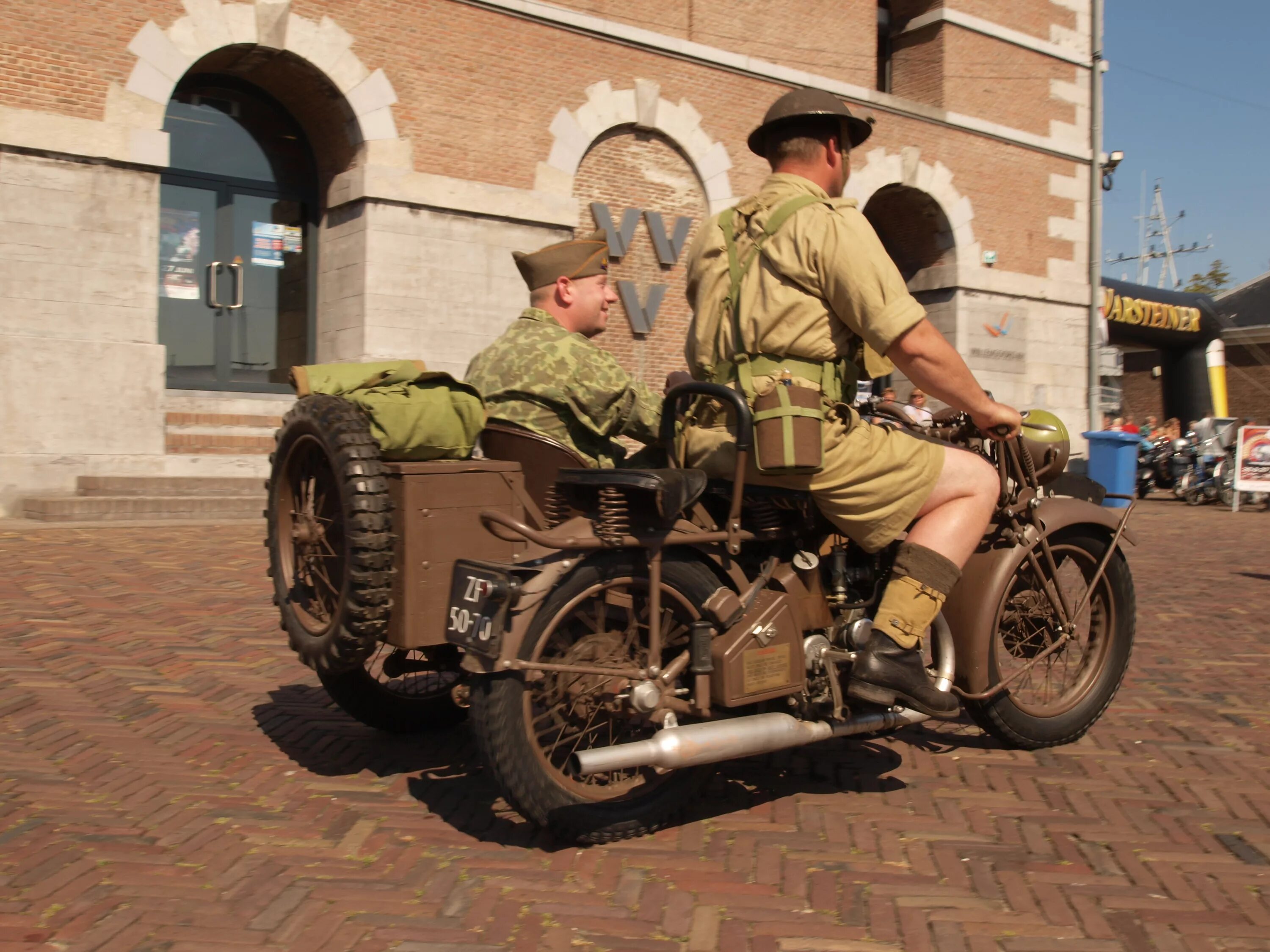 Военный мотоцикл Харлей с коляской. Мотоциклы вермахта второй мировой войны. Мотоцикл Нортон 633. Складной мотоцикл Welbike.
