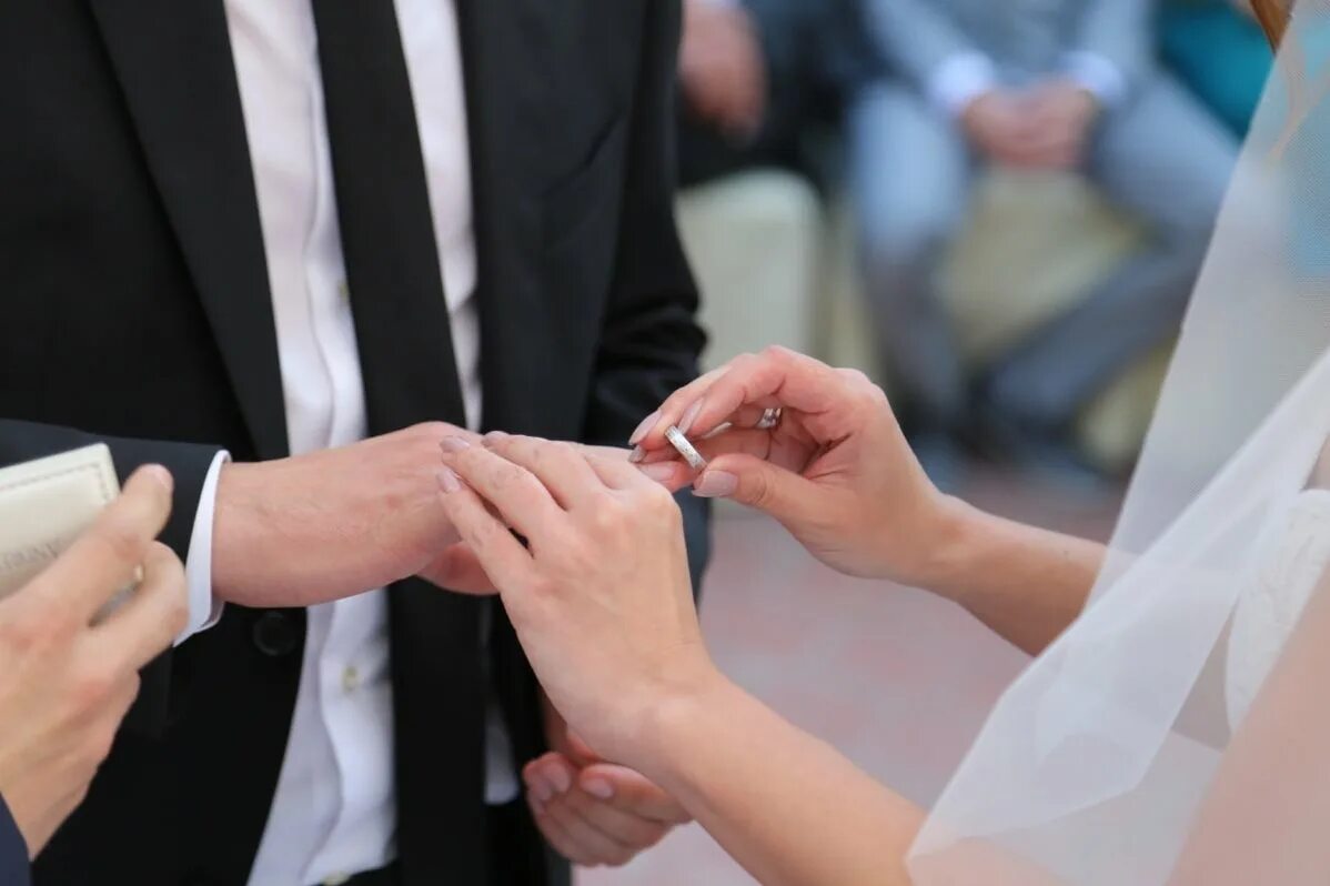 Брачные услуги. Регистрация брака кольца. Свадьба руки с кольцами. Брак с иностранцем. Свадебные услуги.