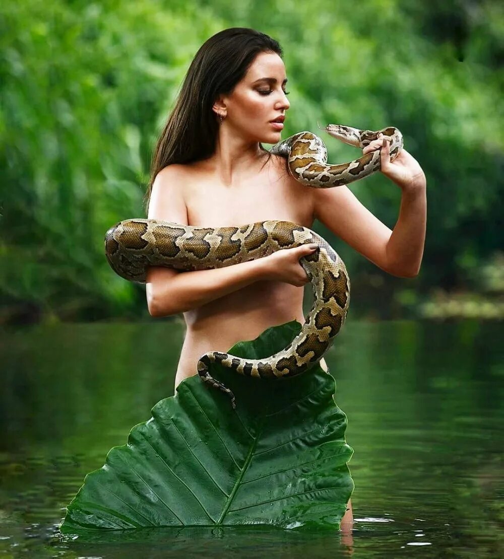 Milla snake. Девушка змея. Фотосессия со змеями. Женщина со змеями. Девушка со змеей фотосессия.