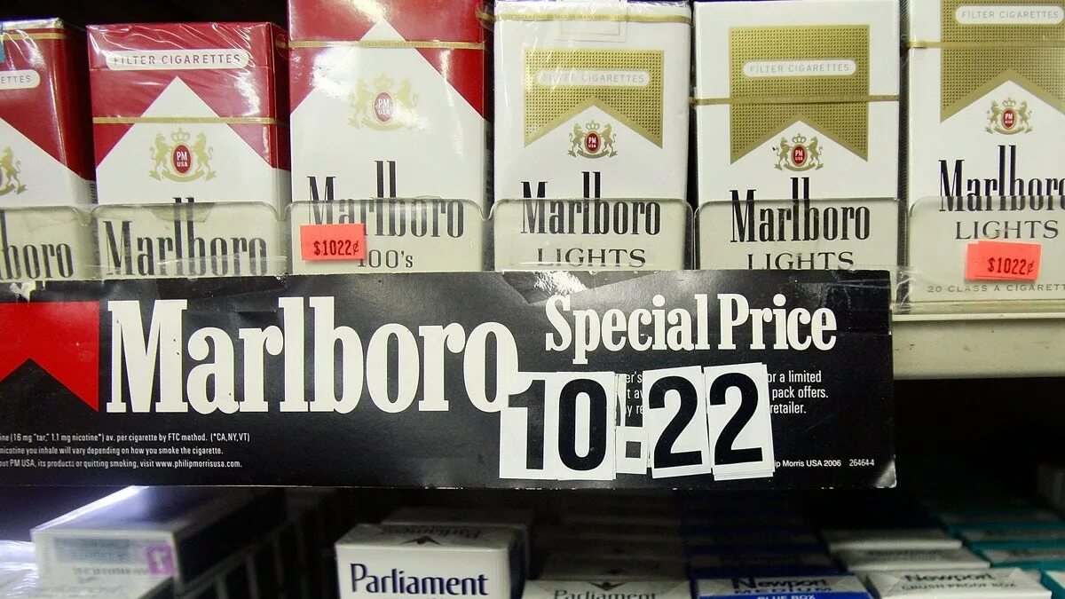 Сигареты мальборо компакт. Marlboro красная пачка. Пачка для самокруток. Пачка marlboro. Американская пачка мальборо.