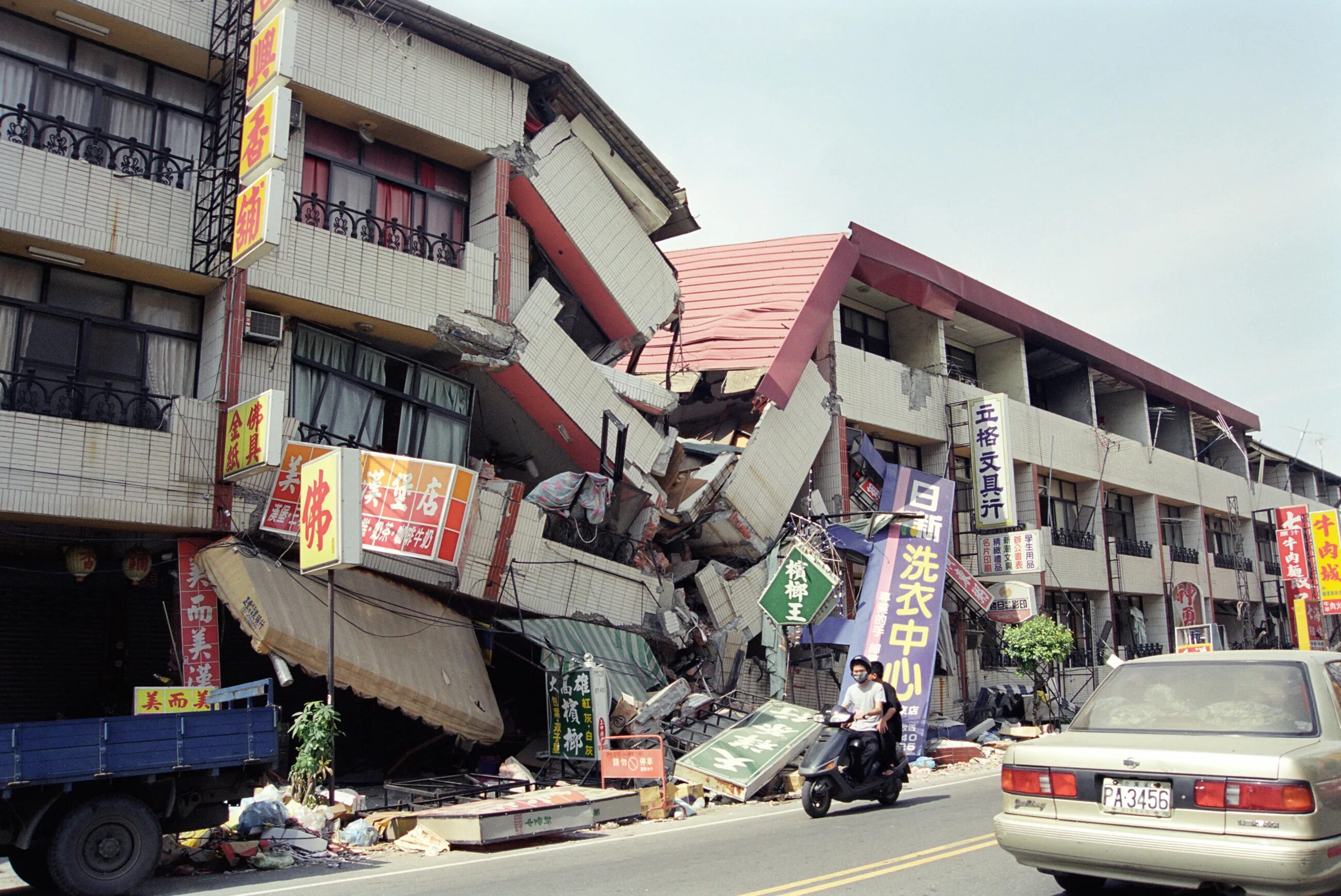 Землетрясение на Тайване 1999. Жилой дом Тайвань 1999 землетрясение. Что такое Афтершок после землетрясения. Моделирование землетрясения.