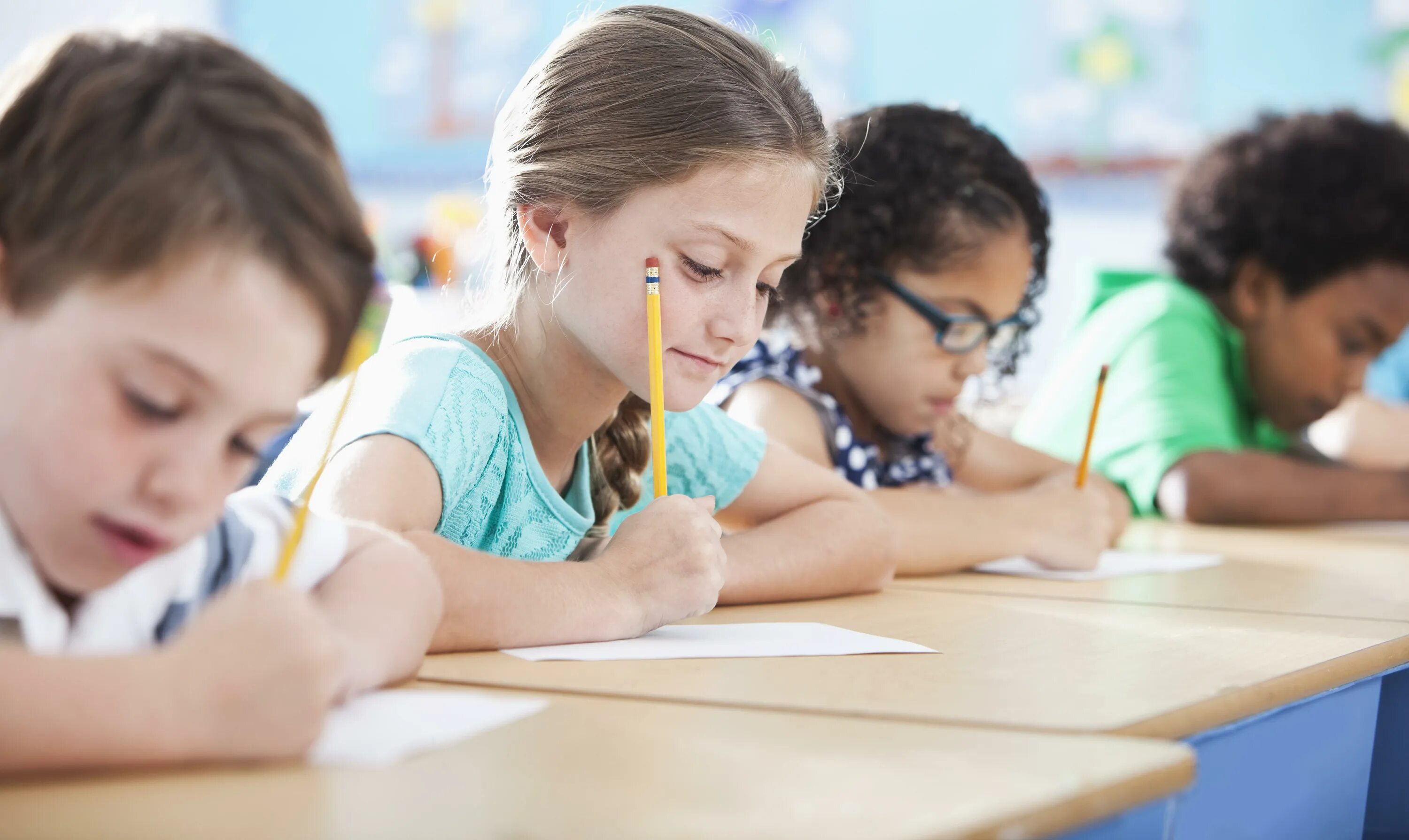 Primary students. Дети в школе. Дети пишут в школе. Школа тетрадь дети. Самостоятельный ребенок начальной школы.