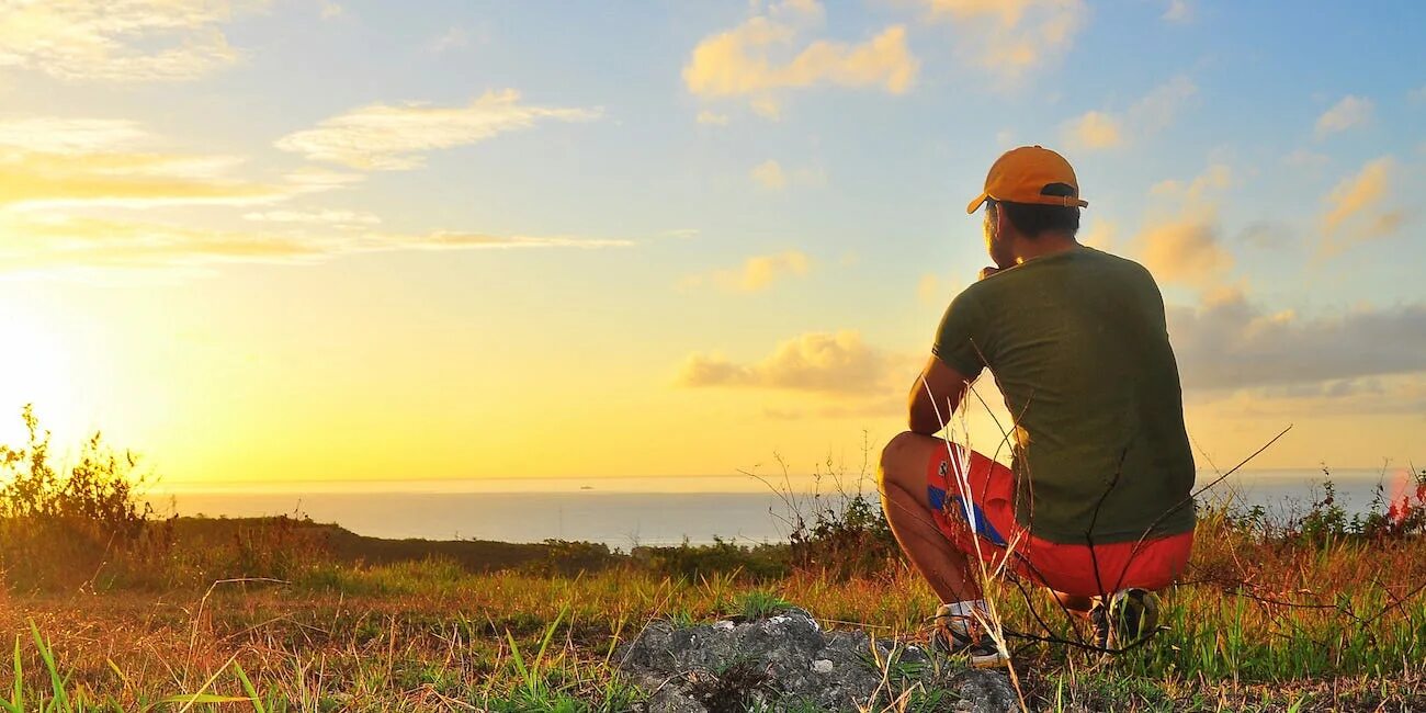 Thought view. Man staying on the mountain sun. Медитация на горе. Человек на вершине горы. Человек на горизонте.