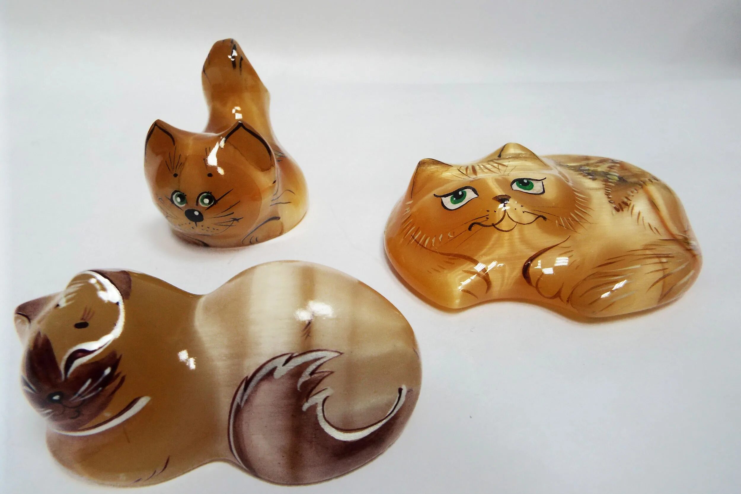 Селенит медведь камневеды. Селенит пермь. Селенит народный промысел пермского края. Сувениры из селенита. Фигурки из селенита.