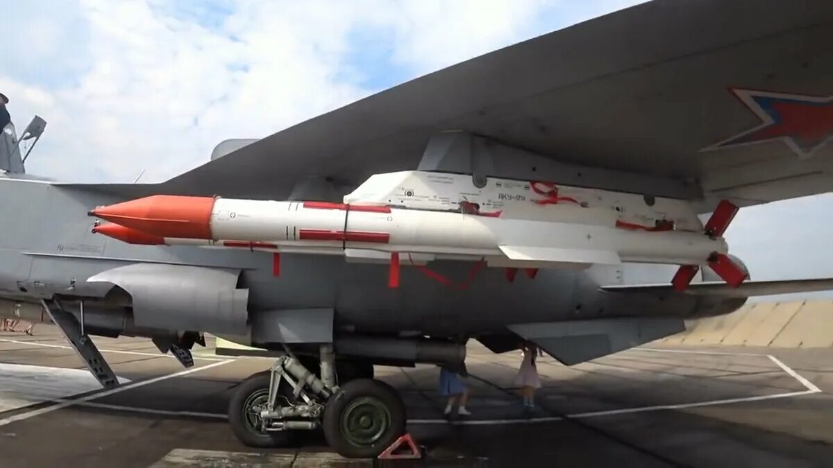 Ракеты самолетов россии. Миг-31бм. Миг-31бм с ракетами р-37. Ракета р-37. Истребитель миг-31бм.