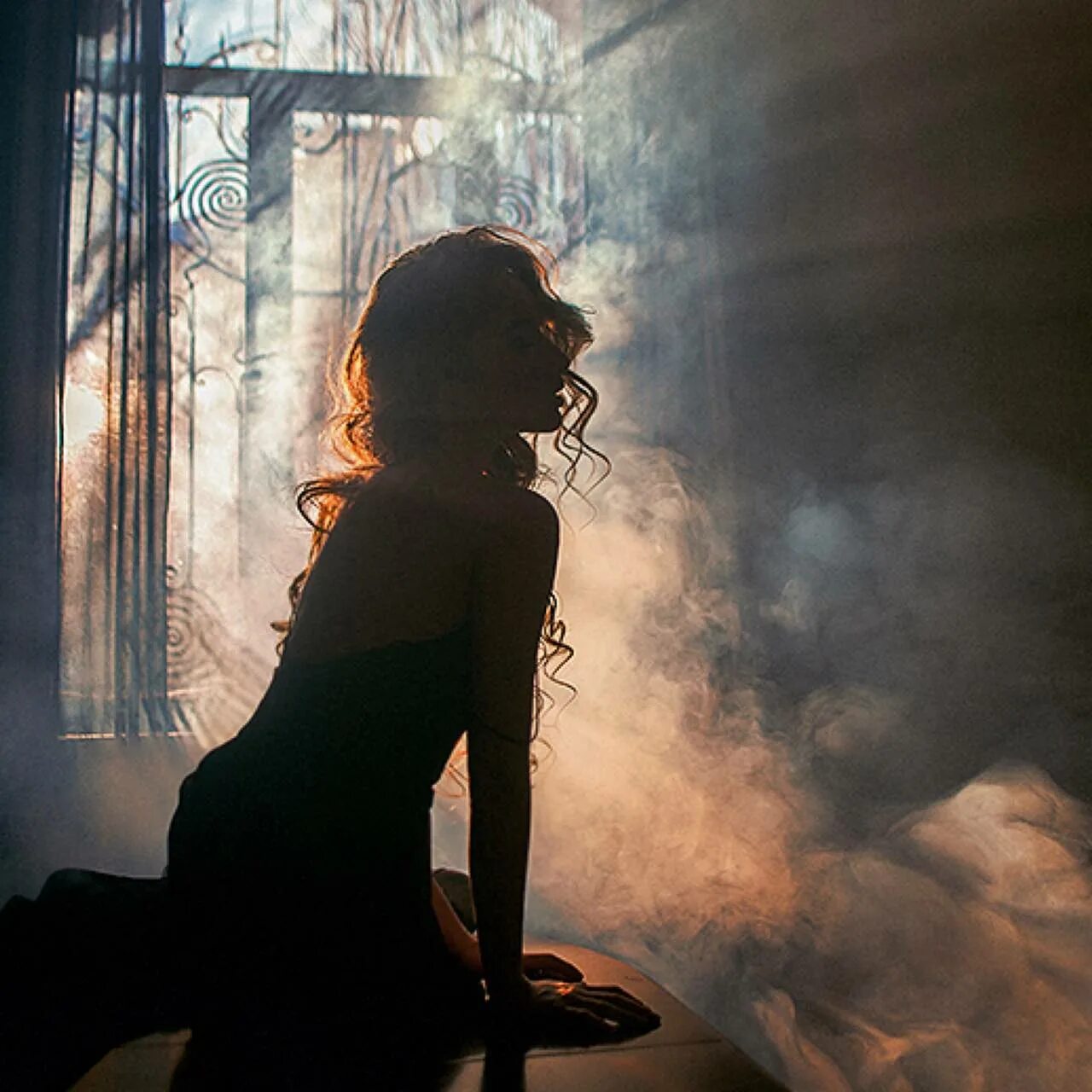 Загадочные цветы. Она загадочная девушка. Таинственная девушка. Она загадочная девушка. Красивая девушка в маске.