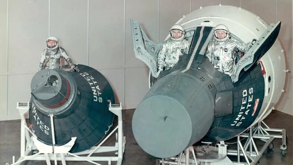 12 апр 23. Спускаемый аппарат Джемини. Космический корабль Джемини 11. Джемини космический корабль кабина. Космическая программа Джемини США.