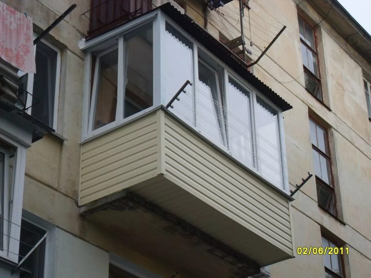 Дед мороз на балконе. Развешивает белье на балконе. Фотосессия на балконе. Развешивать белье. Сушилка для белья на балкон в хрущевке.