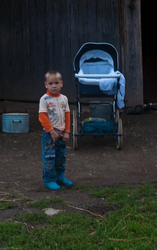 Пописать дома. Писающий мальчик. Мальчик пописал. Дети пописали на улице.