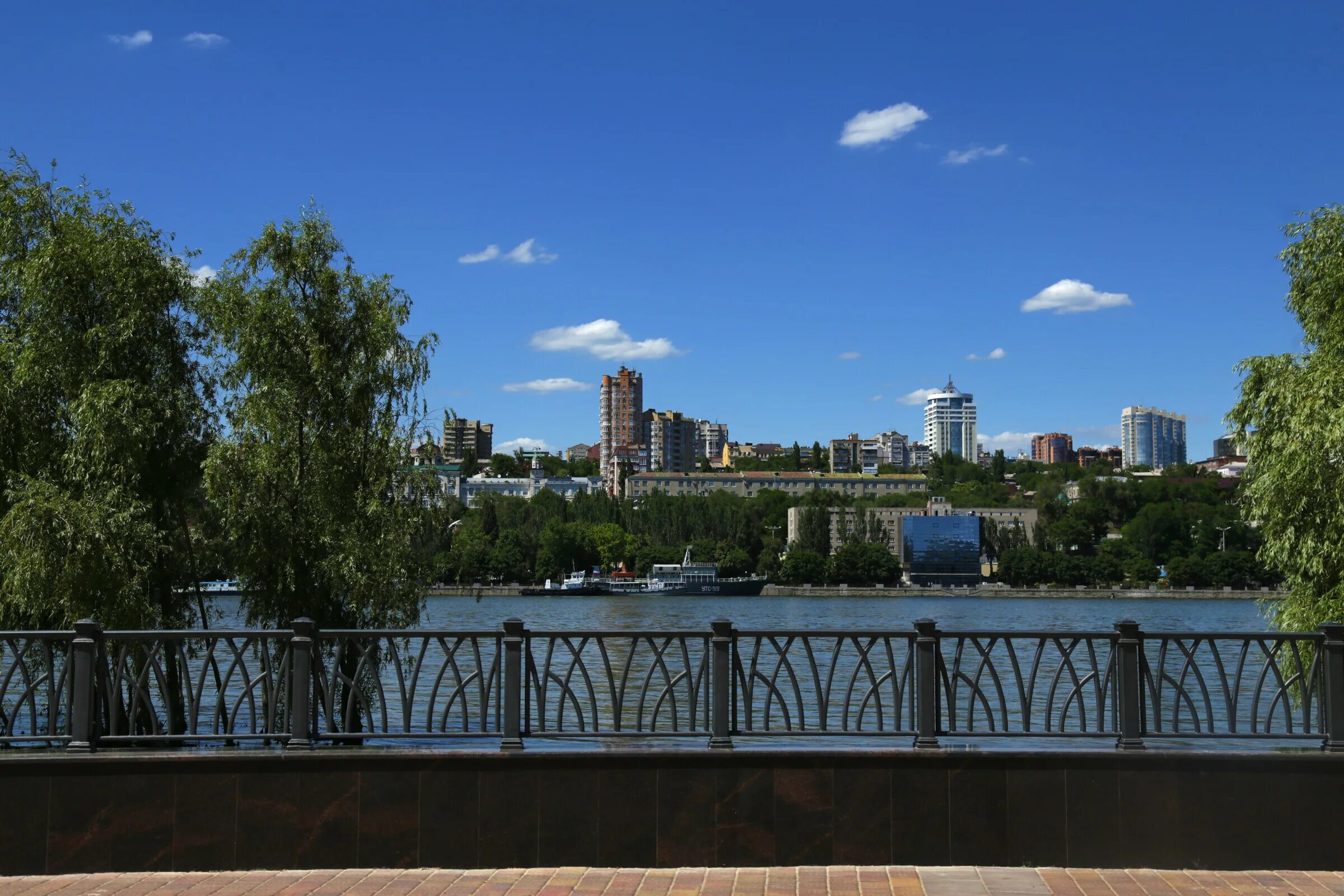 Компания левый берег. Парк Левобережный Ростов. Парк культуры и отдыха Левобережный. Левобережная набережная Ростов на Дону. Левобережный Ростов-на-Дону вид.