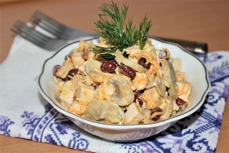 Копченая курица шампиньоны маринованные. Салат с копчёной курицей и грибами. Салат с копченой курицей и шампиньонами. Салат с фасолью и курицей и грибами. Салат из копчёной грудки с шампиньонами и сыром.