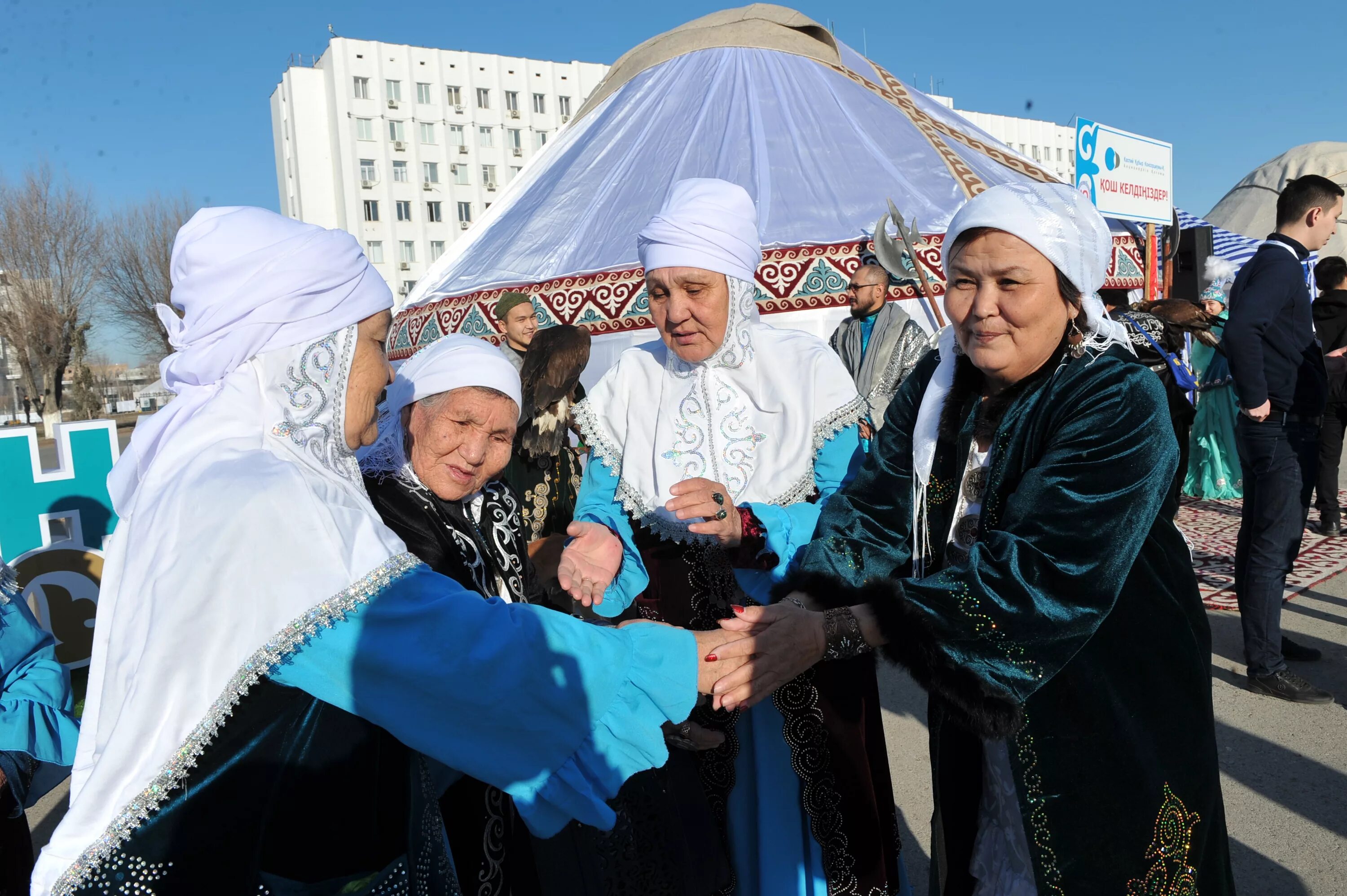 14 наурыз көрісу күні сценарий. Корису айт казахский праздник. Праздник Көрісу күні. Празднование Наурыза в Казахстане.