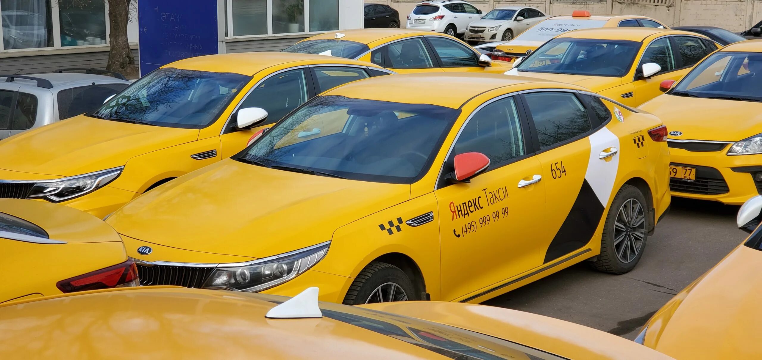 Такси без аренды авто. Kia k5 желтая. Киа к5 такси Москва. Kia Optima Taxi. Киа к5 такси Оптима.