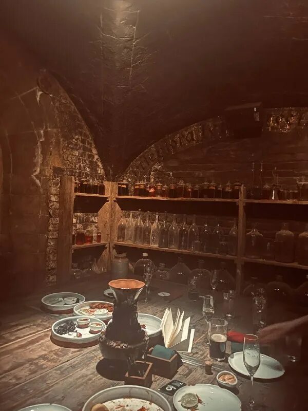 Верхние подземелья хогвартс наследие. Гарри поттер комната слизерина. Хогвартс в орландо. Гарри поттер подземелье слизерина. Темный коридор подземелья хогвартс.