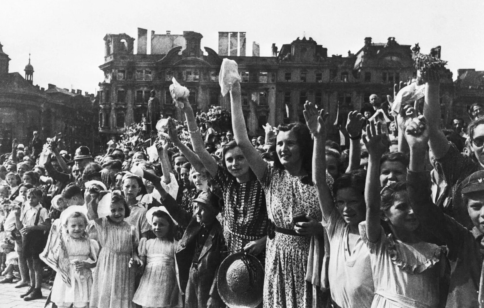 Фото победы великой отечественной 1945. Освобождение Чехословакии 1944. Освобождение Праги 1945. Освобождение Чехословакии советскими войсками. Ликование Победы 1945.