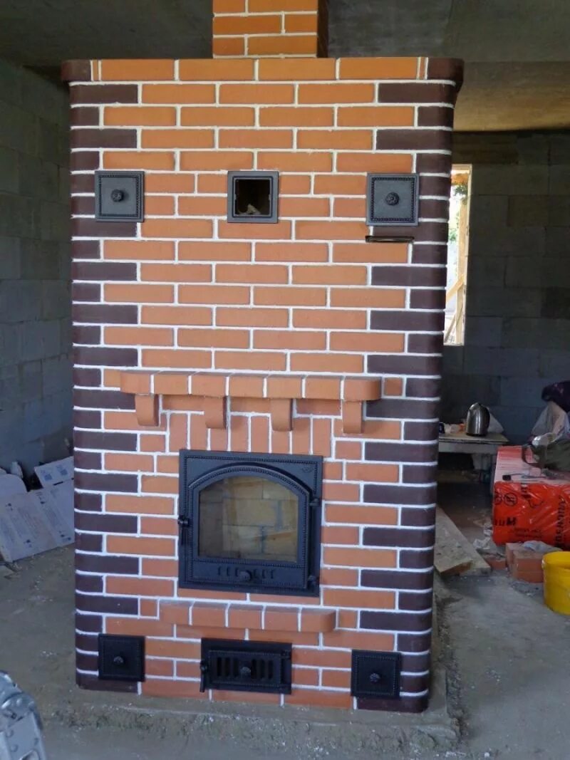 Кирпичная голландка. Небольшой кирпичный камин. Квадратная печь для дома. Каминопечь катюша. Камин в доме из кирпича.