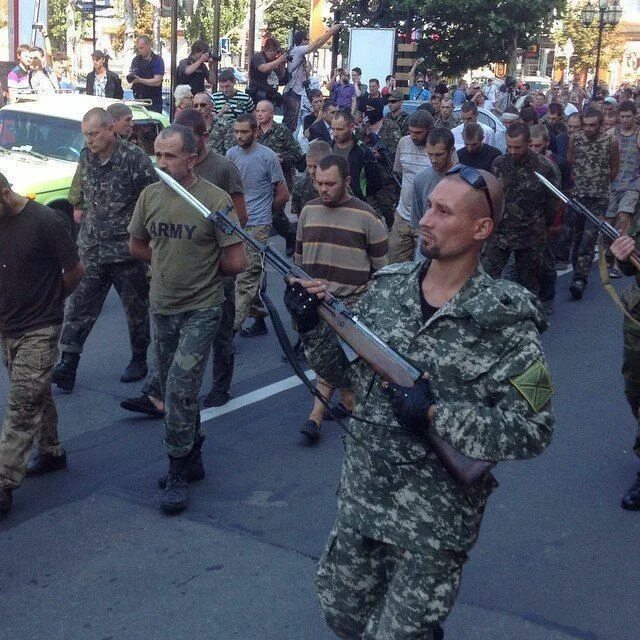 Пленный 2014. Парад пленных в донецке. Парад пленных в донецке в 14 году. Пленные украинские солдаты 2022. Пленный 2014.