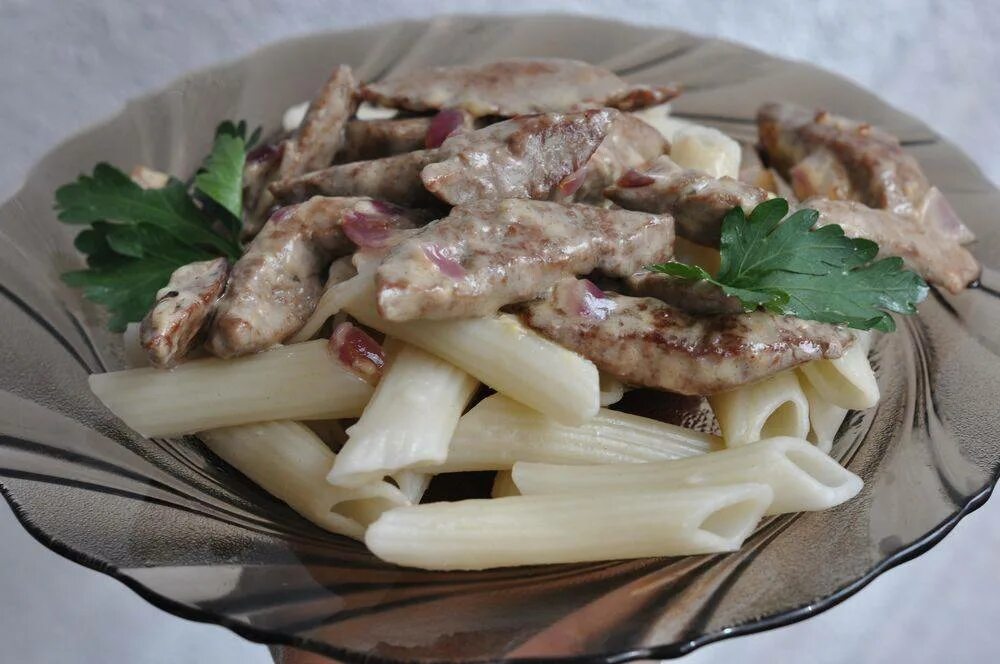 Как правильно и вкусно приготовить печень. Печень по строгановски с макаронами. макароны с печенью по строгановски. печень говяжья по строгановски. печень по-строгановски с макаронами фото.