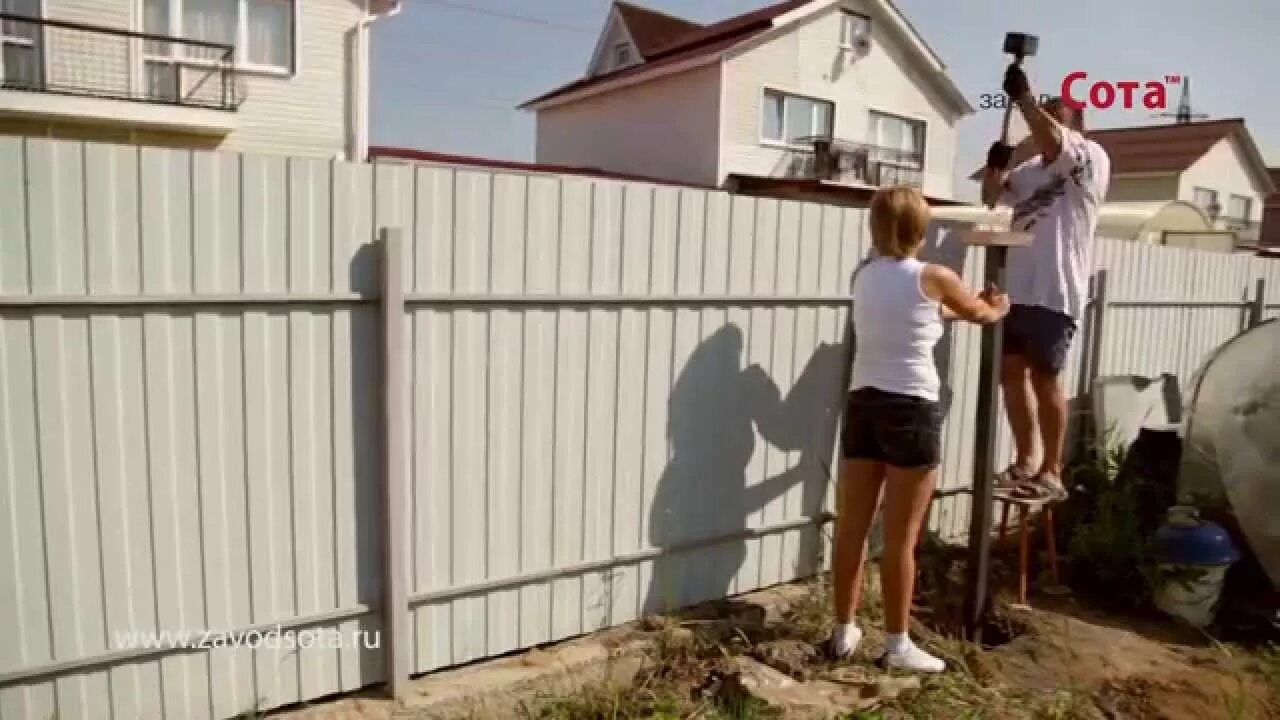 Ставим забор от соседей. Забор с соседями. забор между соседями. камера на щабере участка. забор с соседом в частном доме.
