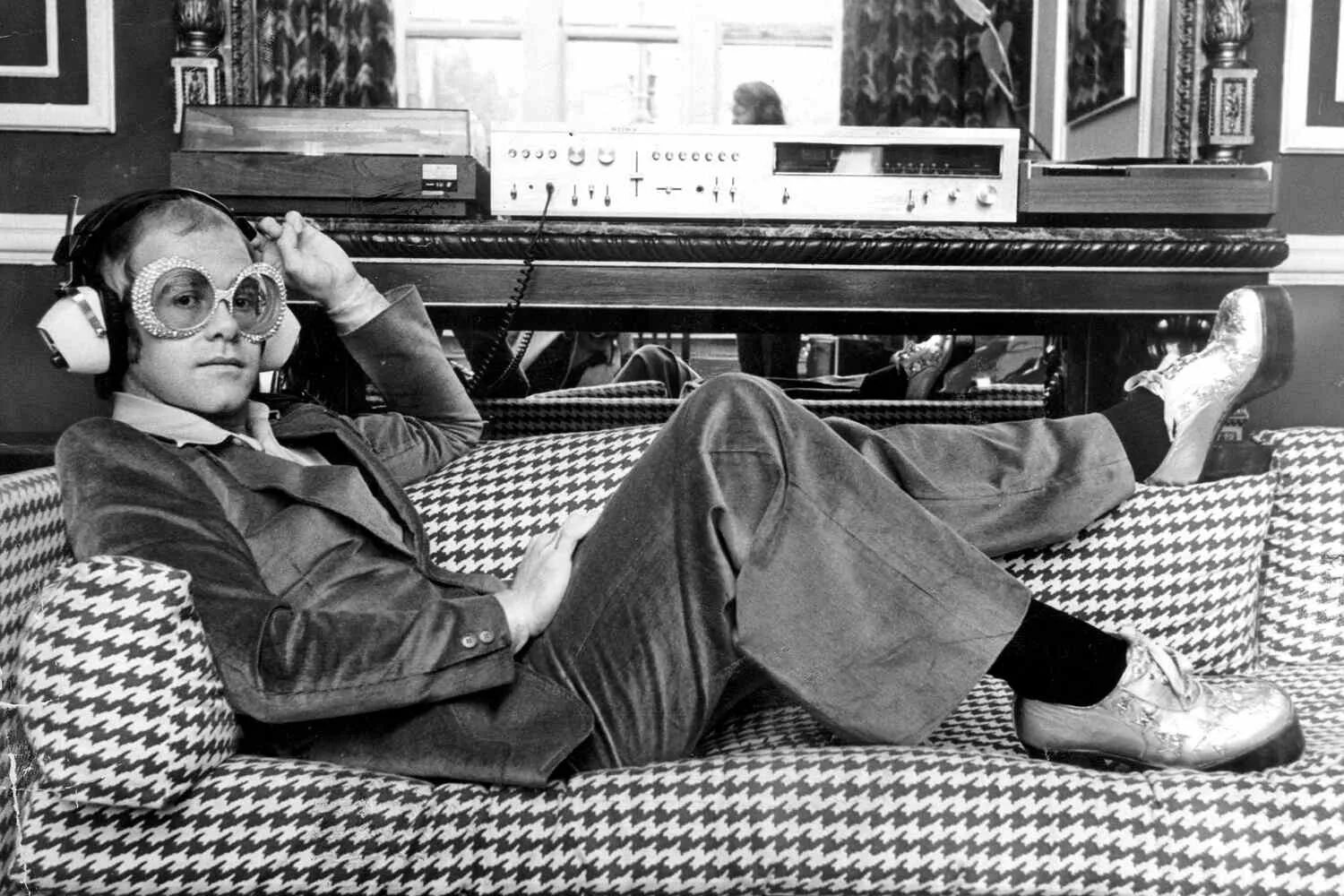 Джон пауэлл. Патрик бэйтман щурится. Джеймс грант певец. Джон ньюман в детстве. Джон грант певец.