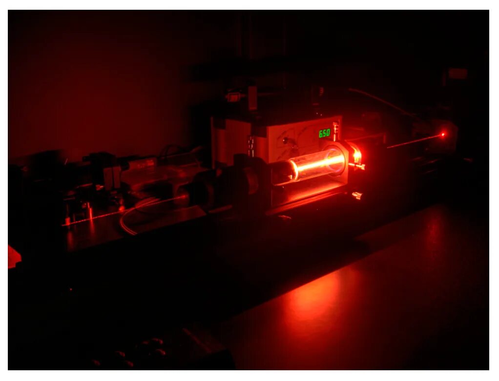 Лазерная указка зеленый луч. Лазер кремниевая интегральная фотоника. Laser 301 батарейки. Laser 301 батарейки. Светит лазерной указкой самолет.