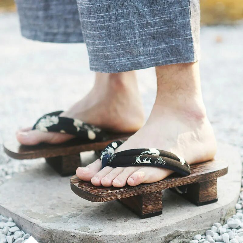 Подошвы деревьев. Обувь Geta Япония. Японские деревянные сандалии. Японские сандалии гэта. Японские деревянные тапочки.