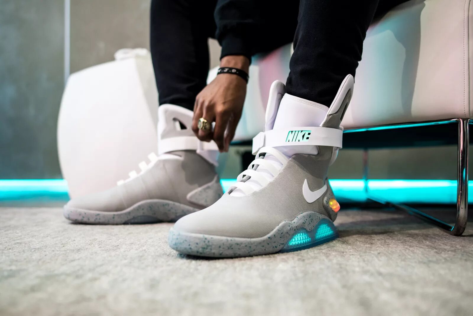 Кроссовки сколько. Nike mag 2016. Nike Air mag. Nike mag 2020. Nike Air mag 2.