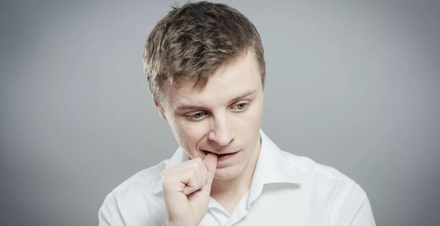 Человек намеренно. Учитель поднимет палец задумчиво без фона. Молодой бизнесмен фото. Растерянный мужчина. Modest person.