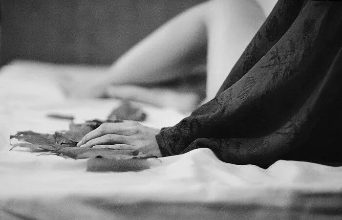 Горе от потери близкого человека. От руки до руки километры тоски. Душевная девушка. Каприз судьбы картинки. Разлука.