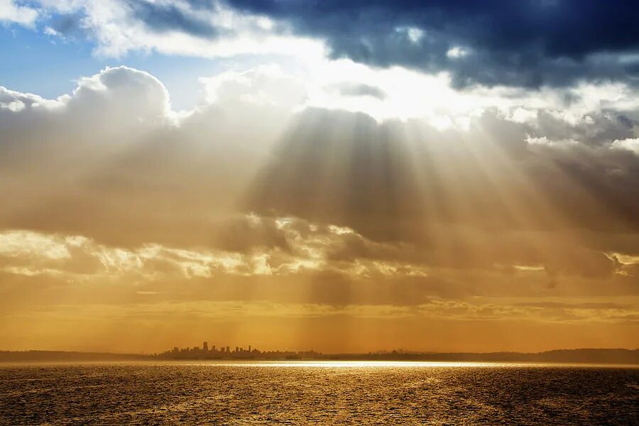 Look the sun shine. Солнце сквозь тучи. Солнце среди туч. Лучи солнца. Лучи сквозь облака.