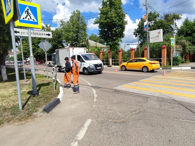 пешеход. мотоциклист на велосипеде. дорога с пешеходным переходом. пешеходный переход эстетика. пешеходами стали.