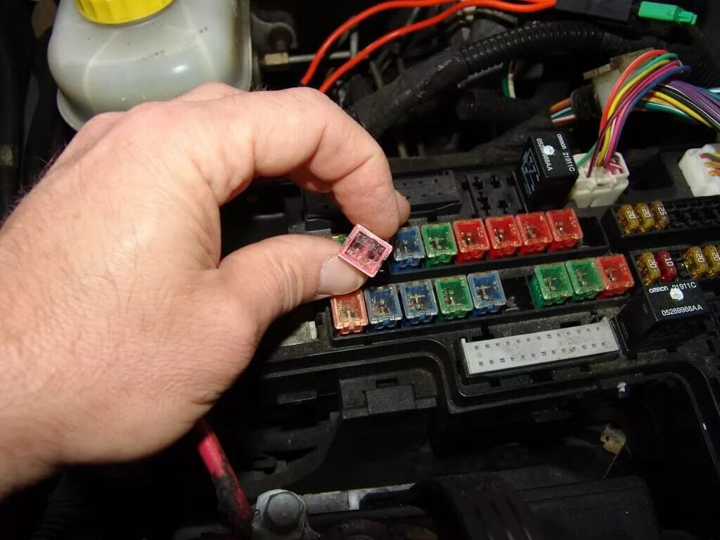 Сгорает предохранитель прикуривателя. ASD реле Додж неон 1995. Dodge Durango 98 fuse Box. ASD реле Jeep 2012. Блок предохранителей Intrepid.