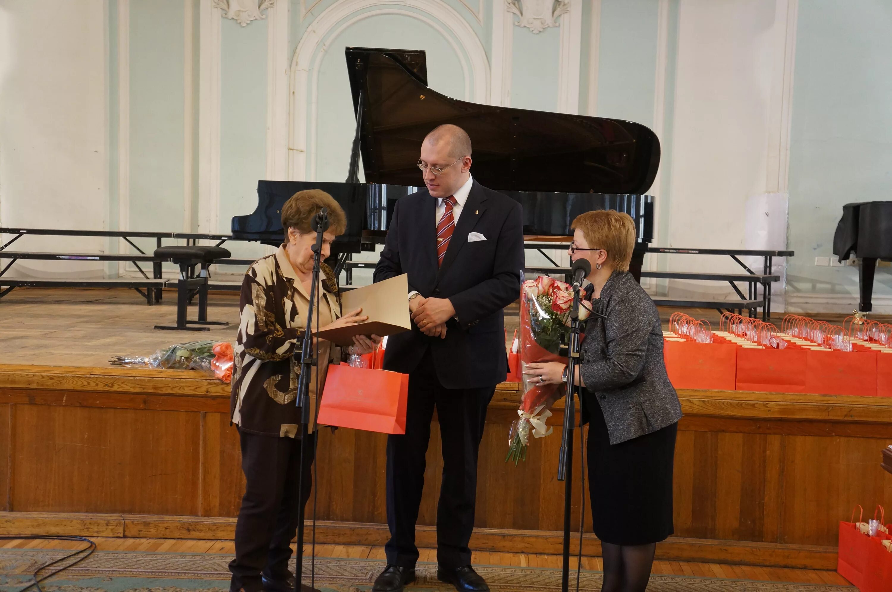 награждение в доме. награждение педагог года. медаль российское дворянское собрание. правительство рф фото 2023 года. генеральный директор омского порта.